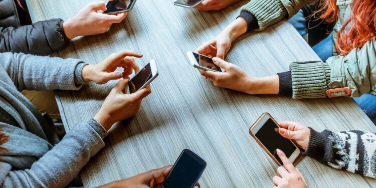 STUDIU Gen Z se simte mai fericită fără smartphone