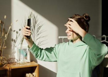 La ce vârstă îi cumpărăm smartphone copilului