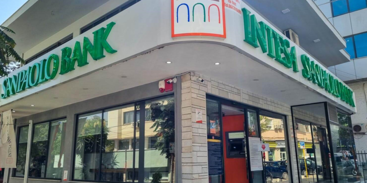 First Bank devine Intesa Sanpaolo