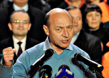Serviciul secret al Armatei a ascuns probele colaborării lui Traian Băsescu cu fosta Securitate. Candidaturile lui „Petrov” au fost ilegale