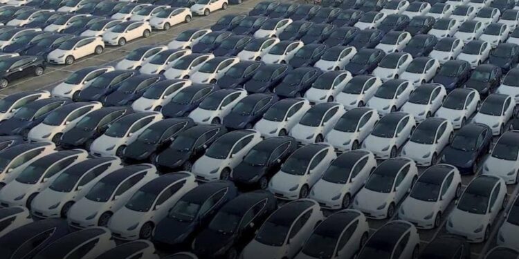 Tesla are stocuri de mașini nevândute vizibile din spațiu