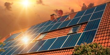 Cei care produc energie solară obligați să-și monteze instalații de stocare a acesteia