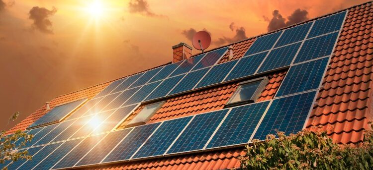 Cei care produc energie solară obligați să-și monteze instalații de stocare a acesteia