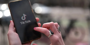 Jumătate dintre userii americani sub 30 de ani de pe TikTok consumă conținut politic