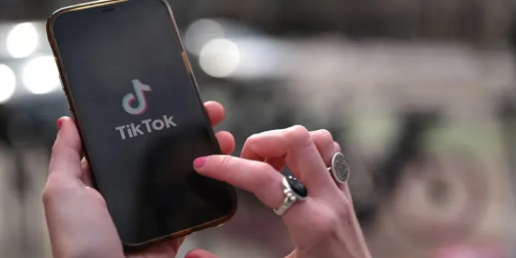 Jumătate dintre userii americani sub 30 de ani de pe TikTok consumă conținut politic