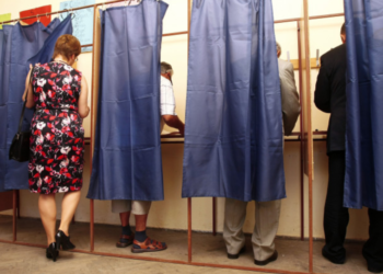 Peste 1,3 milioane de români vor decide în cabina de vot pe cine pun ștampila