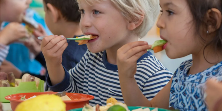 Ce le place copiilor să mănânce și ce e bun pentru ei