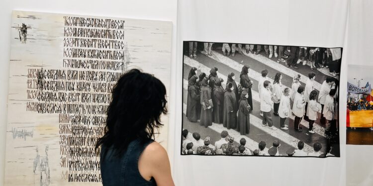 Ultimele zile ale unei expoziții despre frică, manipulare și adevăr. De ce merită să vezi „Notes from Underground” la Malmaison