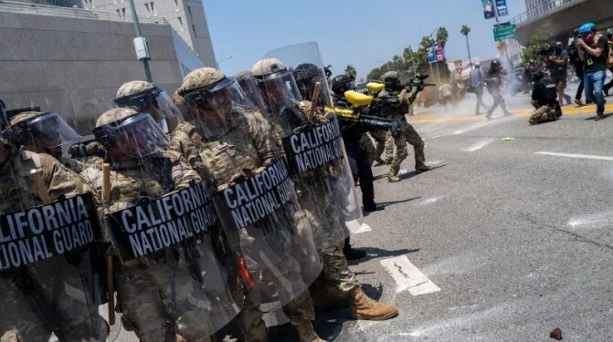 Donald Trump vrea să invoce Legea insurecției pentru a controla protestele din Los Angeles