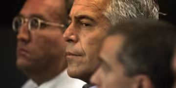 Dosarul Epstein, scandalul care-l poate înfunda pe Trump