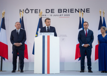 Guvernul francez atârnă din nou de un fir de ață. Macron se pregătește să impună un nou premier