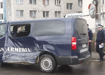 Duba care l-a transportat pe șeful SIS, acuzat de spionaj împotriva României, a fost accidentată de un TIR. UPDATE: Șoferul dubei este de vină