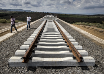 Kenya, Tanzania și vecinii lor negociază construirea unei rafinării regionale/ Cel mai mare aeroport din Africa va fi în Etiopia/ China strânge legăturile militare cu Somalia