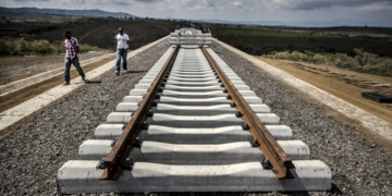 Kenya, Tanzania și vecinii lor negociază construirea unei rafinării regionale/ Cel mai mare aeroport din Africa va fi în Etiopia/ China strânge legăturile militare cu Somalia