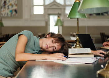 Oboseala e cel mai ignorat inamic înainte de Examen