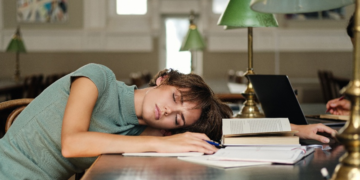 Oboseala e cel mai ignorat inamic înainte de Examen