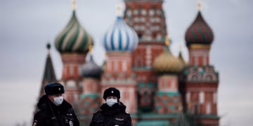 Marea Britanie se teme de o vulnerabilitate majoră de securitate: 14.000 de ruși au primit vize în Irlanda de la începutul războiului din Ucraina