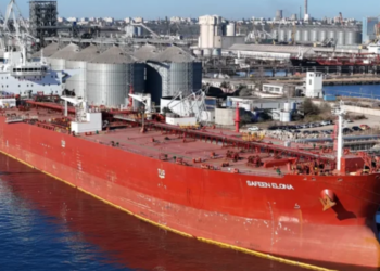 Nava „Safeen Elona” transporta țiței kazah pentru Petromidia. Ea nu apare pe lista de sancțiuni ale UE împotriva Rusiei. Ucraina a inclus-o în flota-fantomă a Moscovei