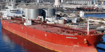Nava „Safeen Elona” transporta țiței kazah pentru Petromidia. Ea nu apare pe lista de sancțiuni ale UE împotriva Rusiei. Ucraina a inclus-o în flota-fantomă a Moscovei