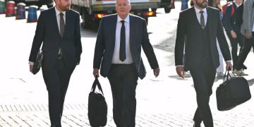 Un politician scoțian a deturnat o jumătate de milion de lire sterline. Și-a cumpărat inclusiv capace de toaletă, aspiratoare, cafea instant, hârtie igienică și … o ascuțitoare
